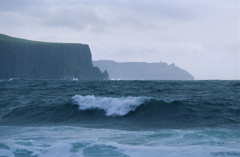 Blick auf Cliffs of Moher von Fisherstreet, Doolin 07/2007