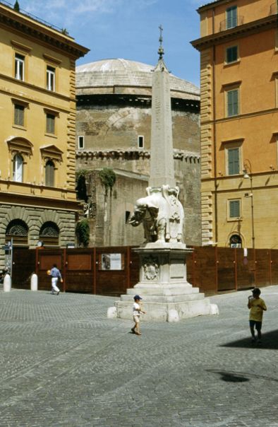Pantheon, Piazza della Minerva 05/2001
