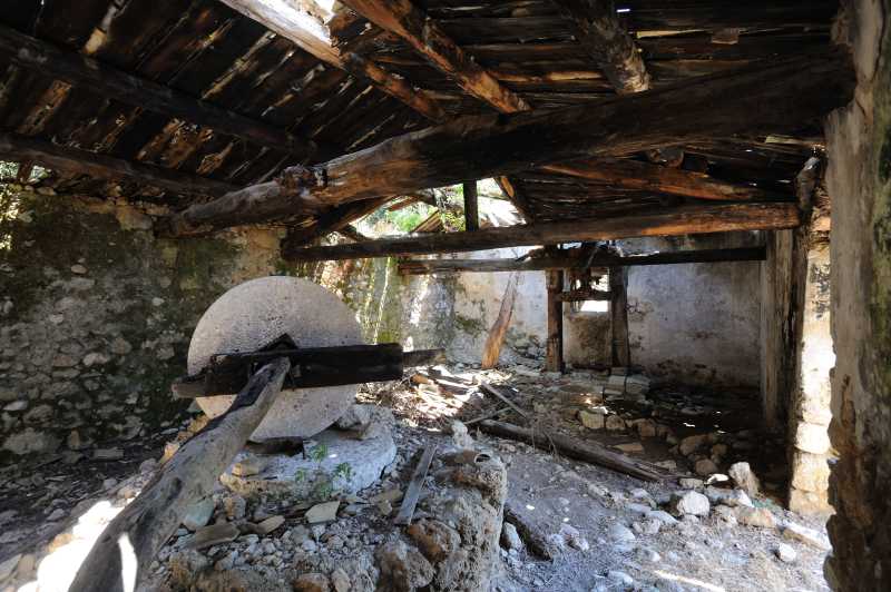 Olivenm&uuml;hle oberhalb Moni Panagia Mirtiotissa, 07.2010