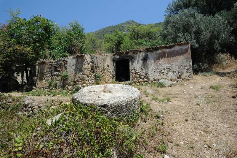 Olivenm&uuml;hle oberhalb Moni Panagia Mirtiotissa, 07.2010